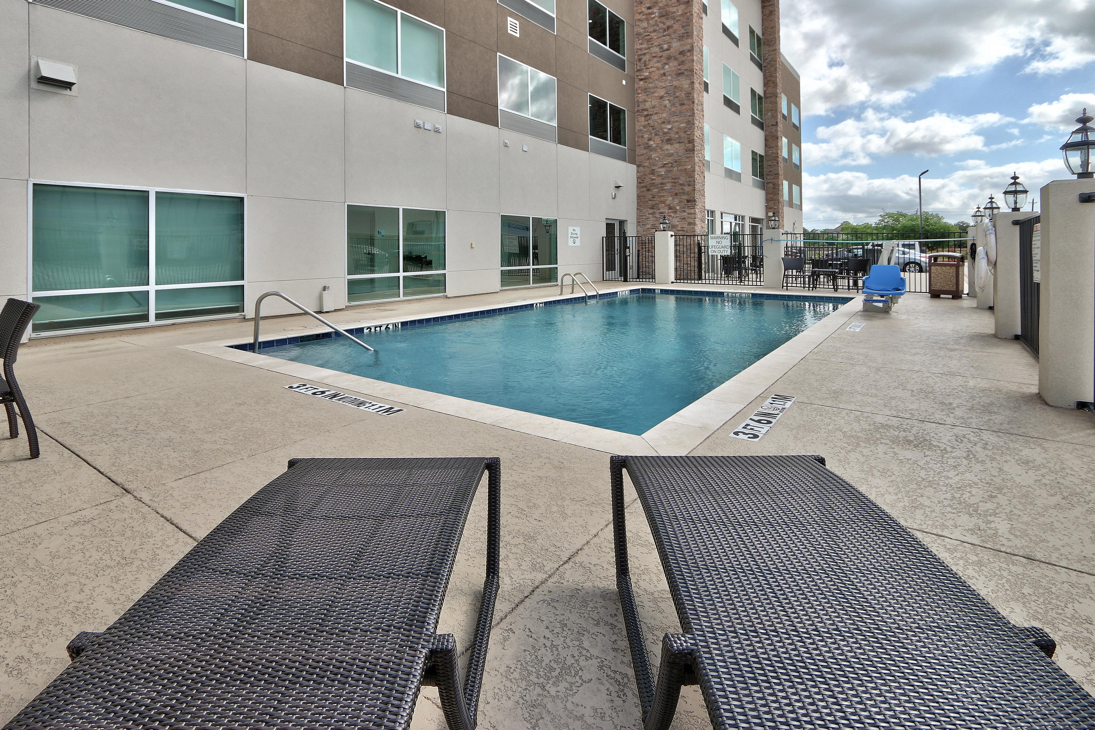 Holiday Inn Express & Suites - Houston East - Beltway 8 By Ihg Cloverleaf Екстериор снимка